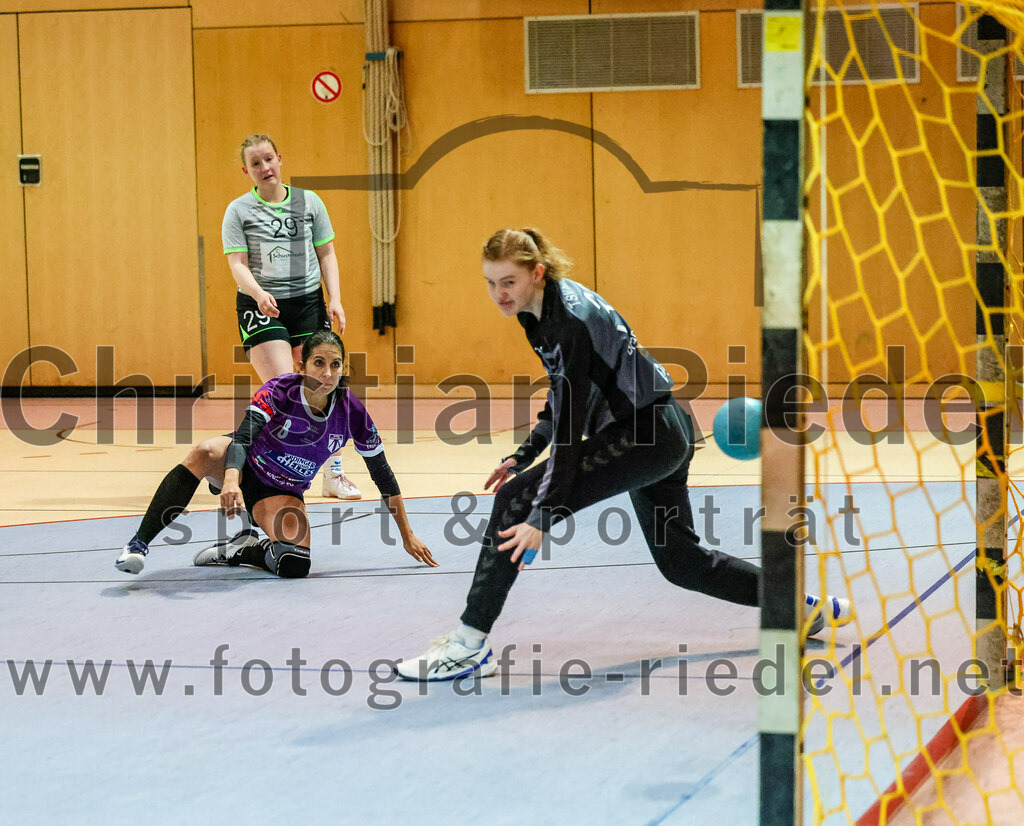 2023-11-11_074_SpVgg_Altenerding_gegen_TSV_Simbach_II | Erding, Deutschland, 11.11.2023:
Handball, Bezirksliga Frauen Altbayern 2023 / 2024, 5. Spieltag, SpVgg Altenerding II gegen TSV Simbach II, Endergebnis: 31:28

Paulina Podesser (TSV Simbach, #29), Sylvia Heider (SpVgg Altenerding, #8), Torfrau Sonja Brandmeier (TSV Simbach, #32)

Foto: Christian Riedel / fotografie-riedel.net
