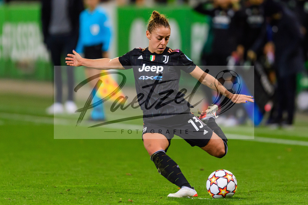 WOBJUV20211118_168 | Fussball, Frauen: Lisa Boattin (Juventus FC) in Aktion, am Ball, Einzelaktion bei dem Spiel der UEFA Women´s Champions League zwischen VfL Wolfsburg und Juventus Turin im AOK-Stadion am 18.11.2021 in Wolfsburg, Deutschland. - Realisiert mit Pictrs.com