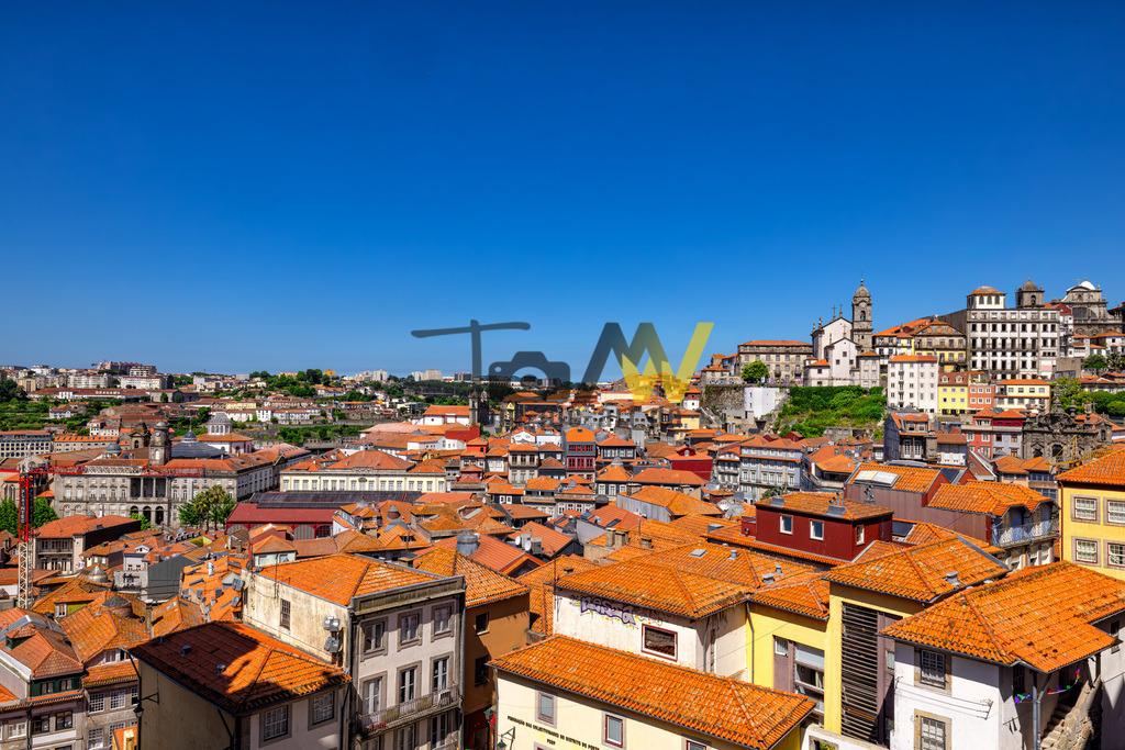 Häusermeer im sonnigen Porto, azurblauer Himmel,orange Rote Dächer  | Das Bild zeigt eine Panoramaansicht der historischen Stadt Porto in Portugal. Die Stadt ist bekannt für ihre terrassenförmige Bebauung mit den charakteristischen orangefarbenen Ziegeldächern, die sich bis zum Fluss Douro erstreckt. Hier sind einige Details zur Szene:Die Torre dos Clérigos (Klerikerturm), ein berühmtes Wahrzeichen der Stadt, ist im oberen rechten Bereich des Bildes sichtbar. Der barocke Turm ist fast 76 Meter hoch und diente einst Seefahrern als Orientierungshilfe. Die Aussichtsplattform des Turms, die über 225 Stufen erreichbar ist, bietet einen weiten Blick über die Stadt. - Realisiert mit Pictrs.com