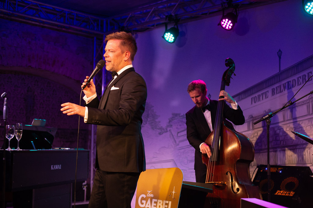 Tom Gaebel & His Trio | Tom Gaebel & His Trio im Forte Belvedere Leisnig zum Festival Hallo Leisnig 2022. - Realisiert mit Pictrs.com