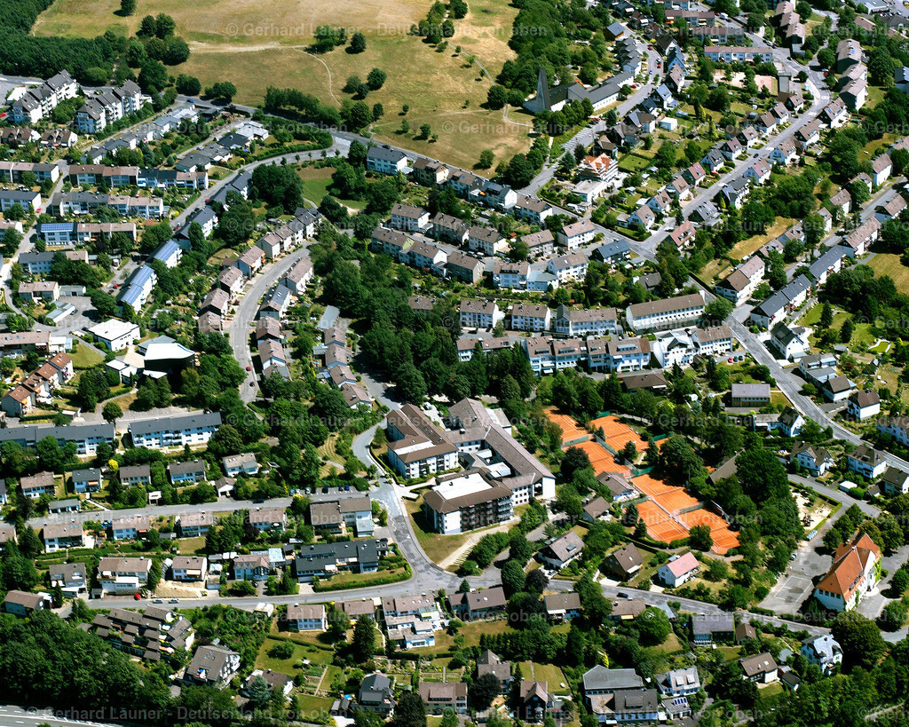 2632306 | MEINERZHAGEN 25.08.2016 Ortsansicht der Straßen und Häuser der Wohngebiete im Bereich Schulplatz in Meinerzhagen im Bundesland Nordrhein-Westfalen, Deutschland. // Town View of the streets and houses of the residential areas in Meinerzhagen in the state North Rhine-Westphalia, Germany. Foto: Gerhard Launer