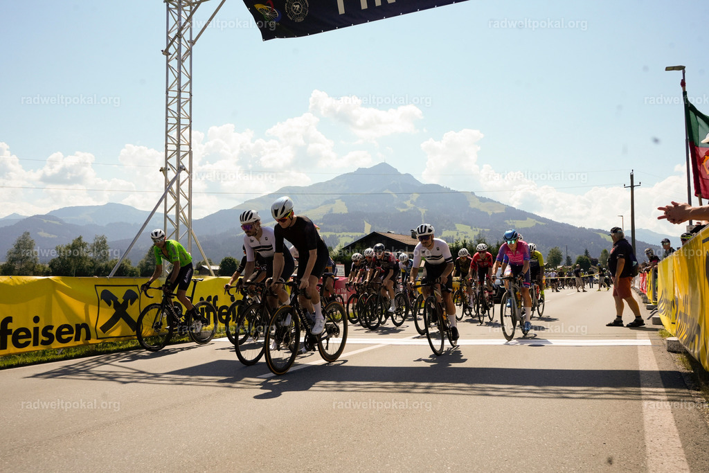 126_20230817_Bewerb_Maenner_Muehlanger | AUT - OESTERREICH, 2023-08-16: SPORT RENNRAD-FAHREN - 55. INTERNATIONALER RADWELTPOKAL IN ST. JOHANN IN TIROL  - Vintage-Radrennen mit WM-Bronze-Medaillen-Siegerin Christina Schweinberger, den Teilnehmer und Alexander Baumann (vom Orginastions-Team) - TAG 2 BEWERB MAENNER IN SECHS GRUPPEN  ; Foto: Roland Muehlanger