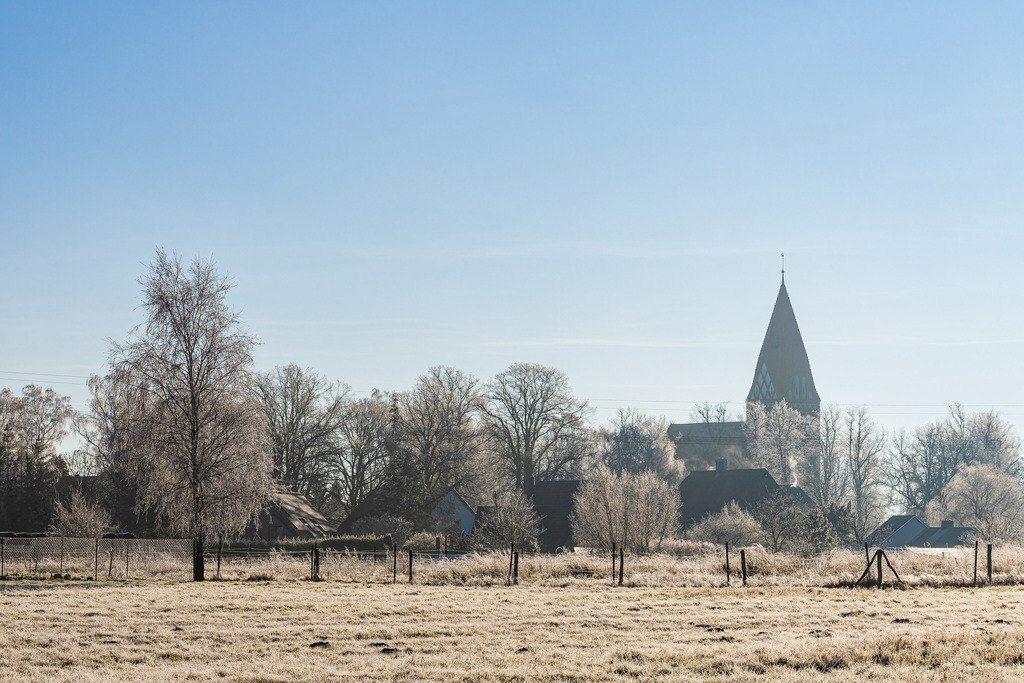Blick auf die Kirche in Biestow mit Wiese und Bäumen im Winter | Blick auf die Kirche in Biestow mit Wiese und Bäumen im Winter.