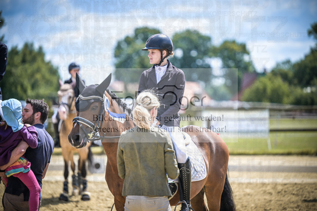 DOS_3564 | Entdecke hochwertige Reitturnierfotos von Foto Oger. Professionell, emotional und authentisch – jetzt Lieblingsmomente im Shop bestellen.Deutschlandweite Turnierfotografie. - Realisiert mit Pictrs.com