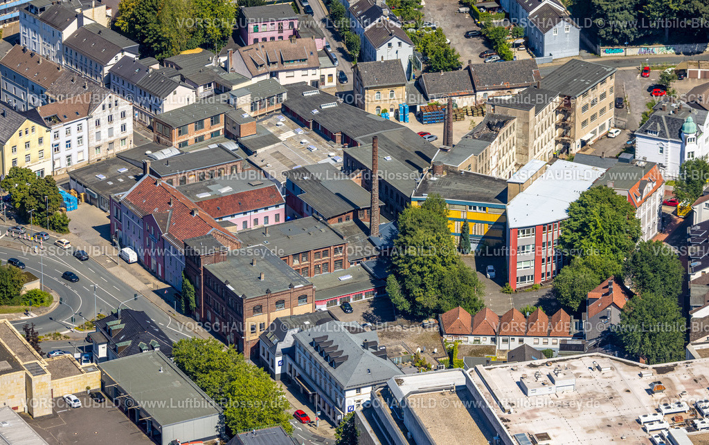 Luedenscheid250813952 | Luftbild, Haus der Gesundheit, ehemalige Fabrik der Firma Berg mit Schornstein, jetzt Teil des EntwicklungsCentrum und GründerCentrum, Deutsche Bank Gebäude, Knapper Straße Ecke Kindergäßchen, Lüdenscheid-Stadt, Lüdenscheid, Sauerland, Nordrhein-Westfalen, Deutschland