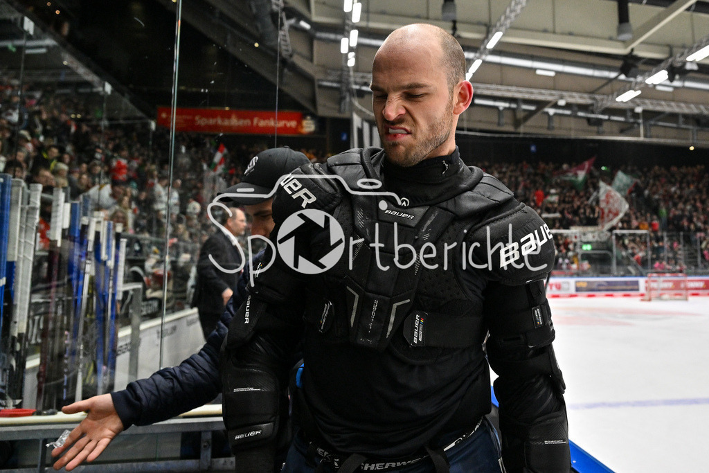 Augsburger Panther - Schwenninger Wild Wings | in dieser Szene befreit sich Sebastian UVIRA (Schwenninger Wild Wings 93) von den Scherben nach dem Check von Denis REUL (Augsburger Panther #29) in die BAnde / DEL: Augsburger Panther - Schwenninger Wild Wings, Curt Frenzel Stadion am 02.02.2025