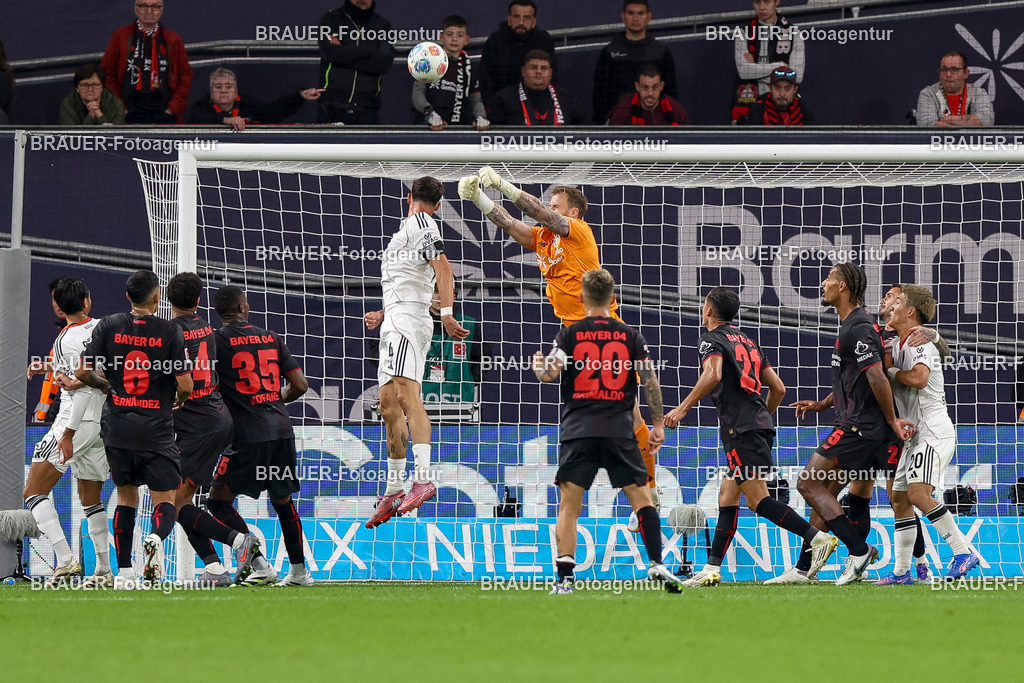 Bayer 04 Leverkusen vs Eintracht Frankfurt - Bundesliga  | Leverkusen, Deutschland, 12.09.25:   Robin Koch (Eintracht Frankfurt) und Mark Flekken (Bayer 04 Leverkusen) im Kampf um den Ball waehrend des Spiels der Bundesliga zwischen  Bayer 04 Leverkusen vs Eintracht Frankfurt in der BayArena(Foto von Brauer-Fotoagentur / Adrian Schlueter)