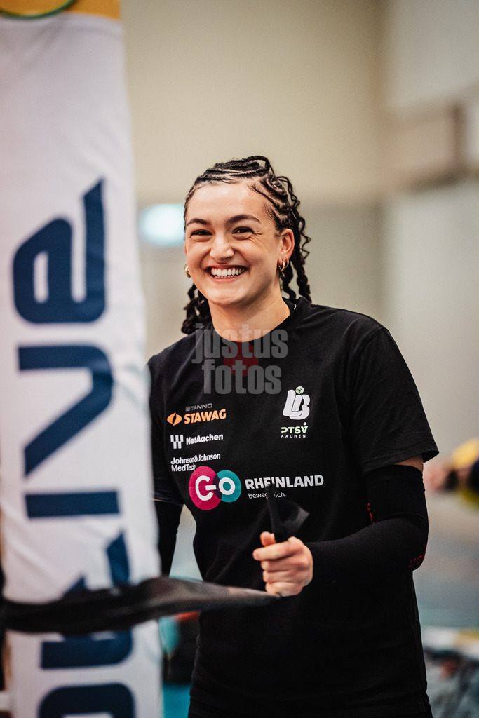 Volleyball | Frauen | Saison 2025/2026 | Volleyball Bundesliga | ETV Hamburger Volksbank Volleys vs. Ladies in Black Aachen | 29.10.2025 | Sophia Fallah (#15, Ladies in Black Aachen) beim Aufwärmen