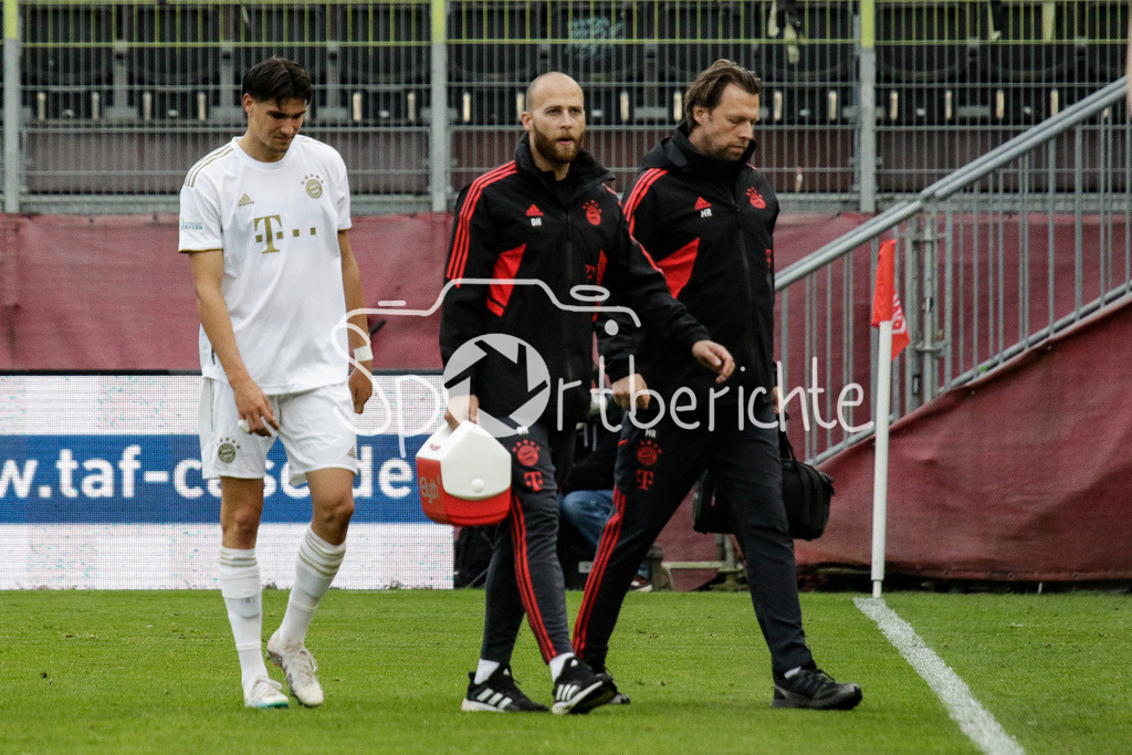 FC Würzburger Kickers - FC Bayern Amateure | Antonio TIKVIC (FCB #20) wird verletzt vom Feld gebracht