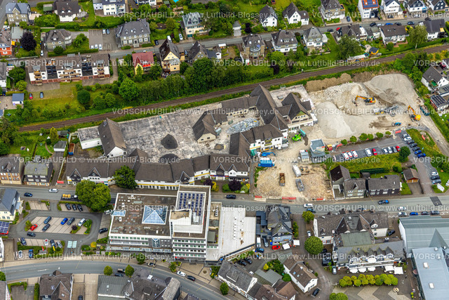 BadBerleburg240710252 | Luftbild, Parkhaus Abriss und Abriss des ehemaligen Eins-A-Komplexes an der Schulstraße, Geschäftshaus an der Schulstraße, Bad Berleburg, Wittgensteiner Land, Nordrhein-Westfalen, Deutschland