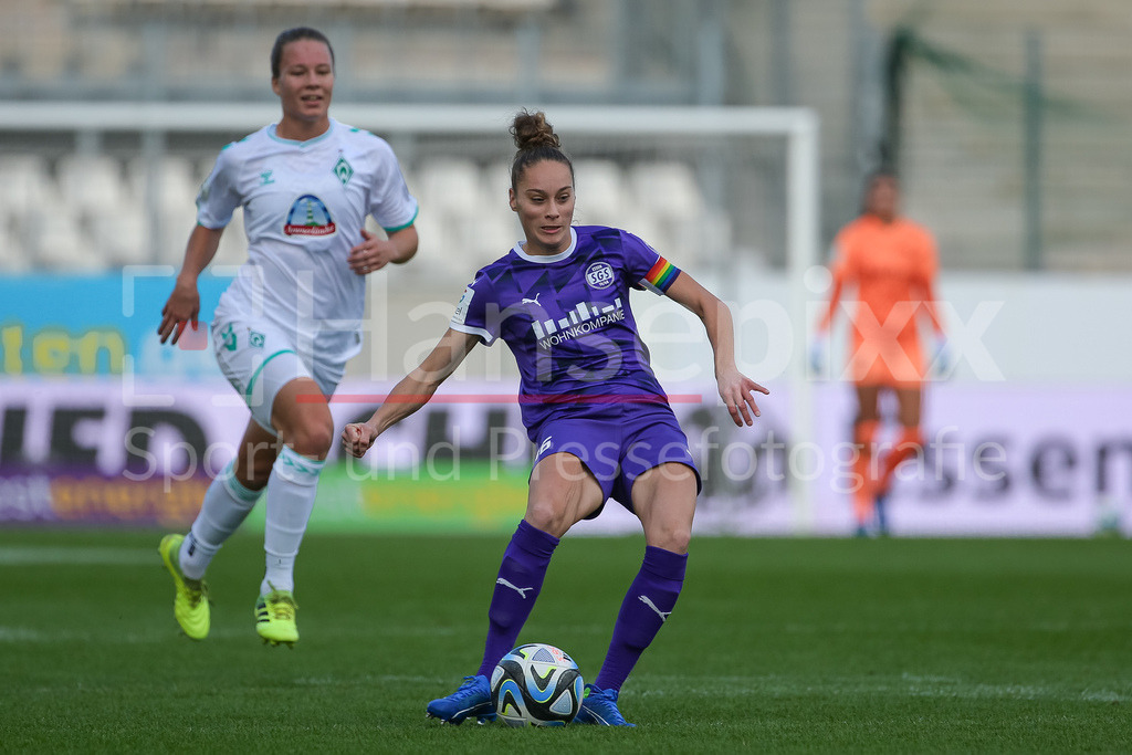 Fussball, Google Pixel Frauen-Bundesliga, SGS Essen - SV Werder Bremen | v.li.: Jacqueline Meißner (SGS Essen, 16) am Ball, Einzelbild, Ganzkörper, Aktion, Action, Spielszene, DIE DFB-RICHTLINIEN UNTERSAGEN JEGLICHE NUTZUNG VON FOTOS ALS SEQUENZBILDER UND/ODER VIDEOÄHNLICHE FOTOSTRECKEN. DFB REGULATIONS PROHIBIT ANY USE OF PHOTOGRAPHS AS IMAGE SEQUENCES AND/OR QUASI-VIDEO.