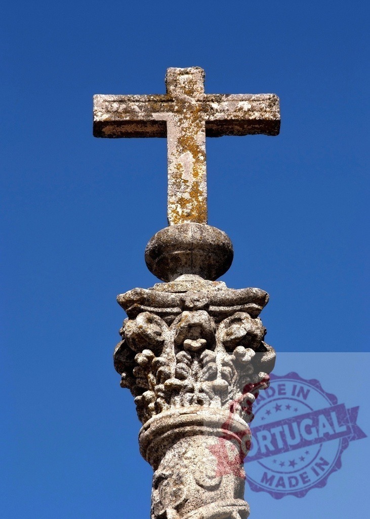 Stone christian cross with carved column against blue sky. Region Norte - Portugal | Old stone cross weathering on a carved column under a clear blue sky - Realisiert mit Pictrs.com