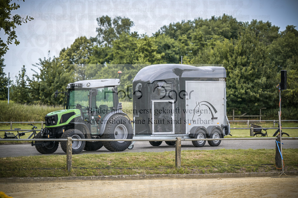 DOS_7667 | Entdecke hochwertige Reitturnierfotos von Foto Oger. Professionell, emotional und authentisch – jetzt Lieblingsmomente im Shop bestellen.Deutschlandweite Turnierfotografie. - Realisiert mit Pictrs.com