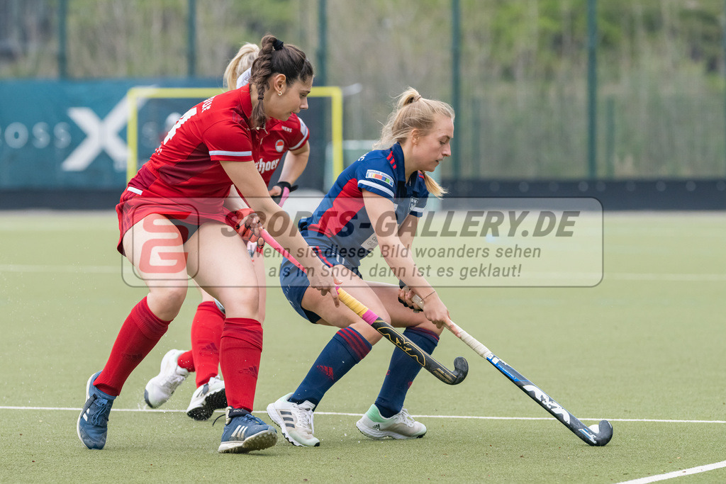 HK_20230416_107020 | 1. Bundesliga Damen Düsseldorfer HC - Rot-Weiss Köln am 16.4.2023 DHC Düsseldorf, Düsseldorf , Sara Strauss ( Düsseldorfer HC #11 ) , Fee Mazkour ( Rot-Weiss Köln #24 )
