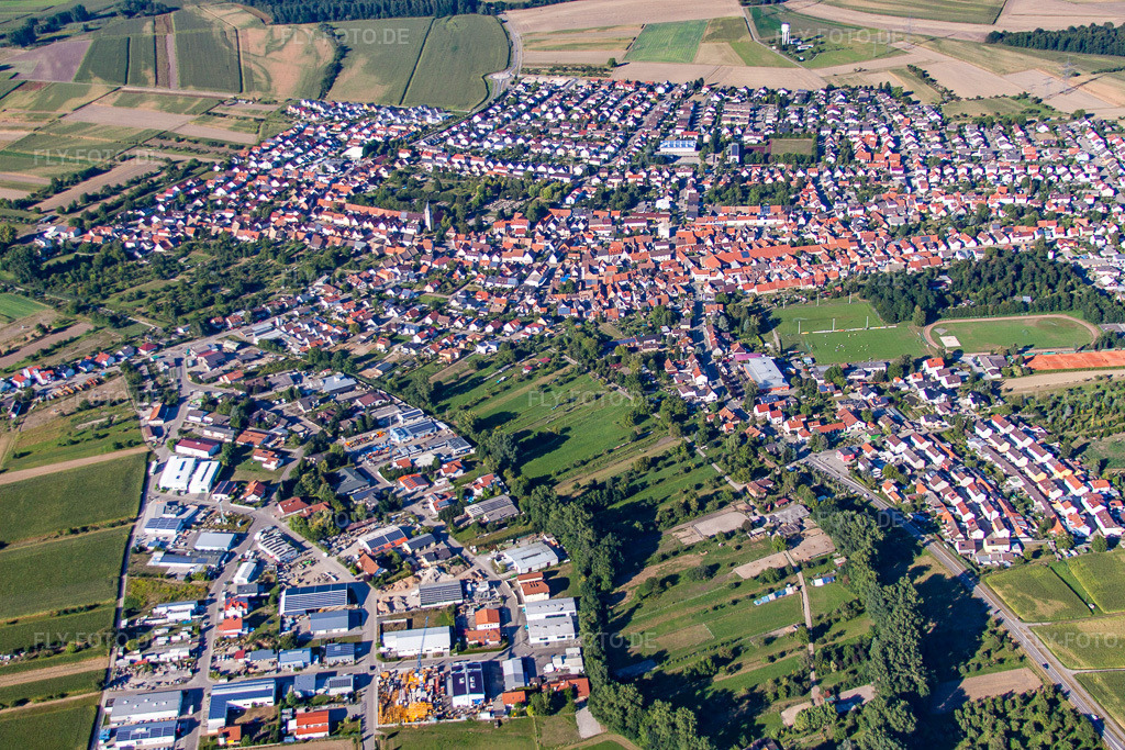 Luftbild: Ortsansicht der Straßen und Häuser der Wohngebiete im Ortsteil Liedolsheim in Dettenheim im Bundesland Baden-Württemberg in Deutschland. Foto: IMG_51772.jpg vom 18.08.2012 durch Werner Riehm/FLY-FOTO.de