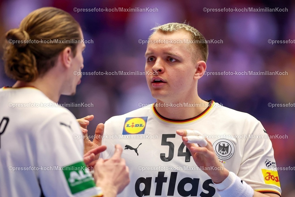 EHF15012602069 | 15.01.2026, Handball, Men's EHF EURO 2026, Deutschland - Östereich, Jyske Bank Boxen in Herning, Dänemark, Preliminary Round:  Justus Fischer (Germany #54) neben  Juri Knorr (Germany #15) 