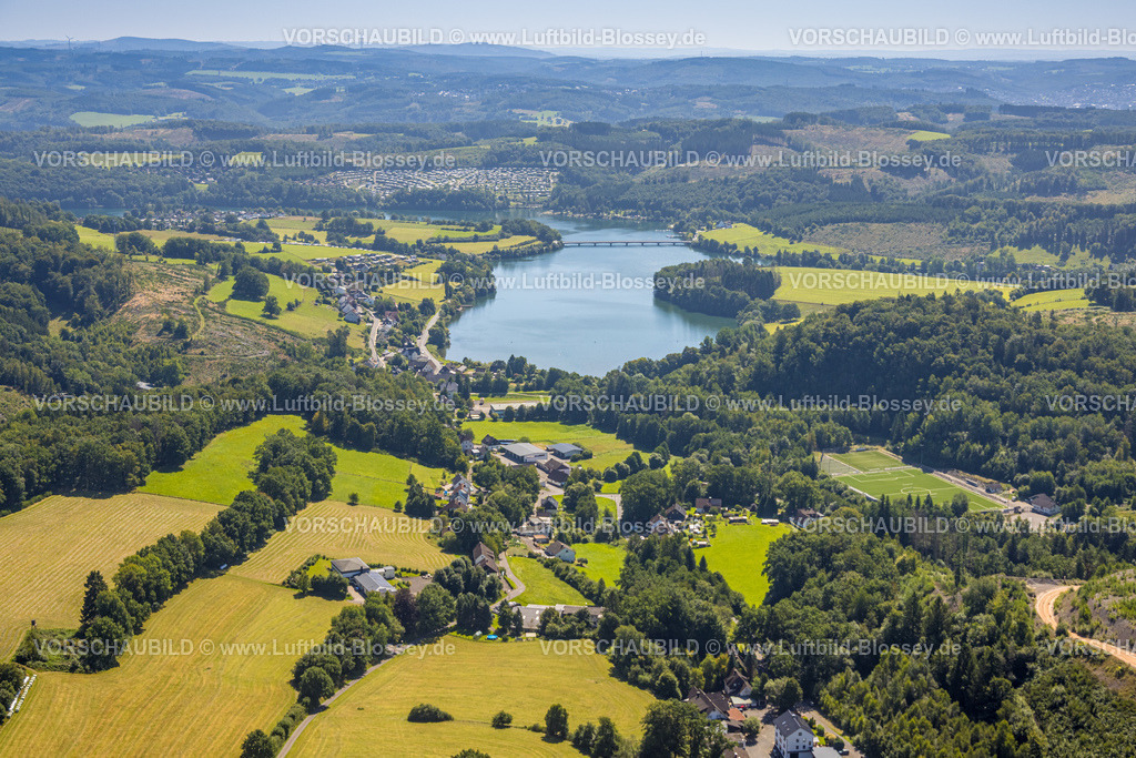 Meinerzhagen250809857 | Luftbild, Listertalsperre und Waldgebiet, hinten Campingplatz Gut Kalberschnacke, Wohngebiet Ortsansicht Hunswinkel mit Sportplatz RSV Listertal e.V., Hunswinkel, Meinerzhagen, Sauerland, Nordrhein-Westfalen, Deutschland
