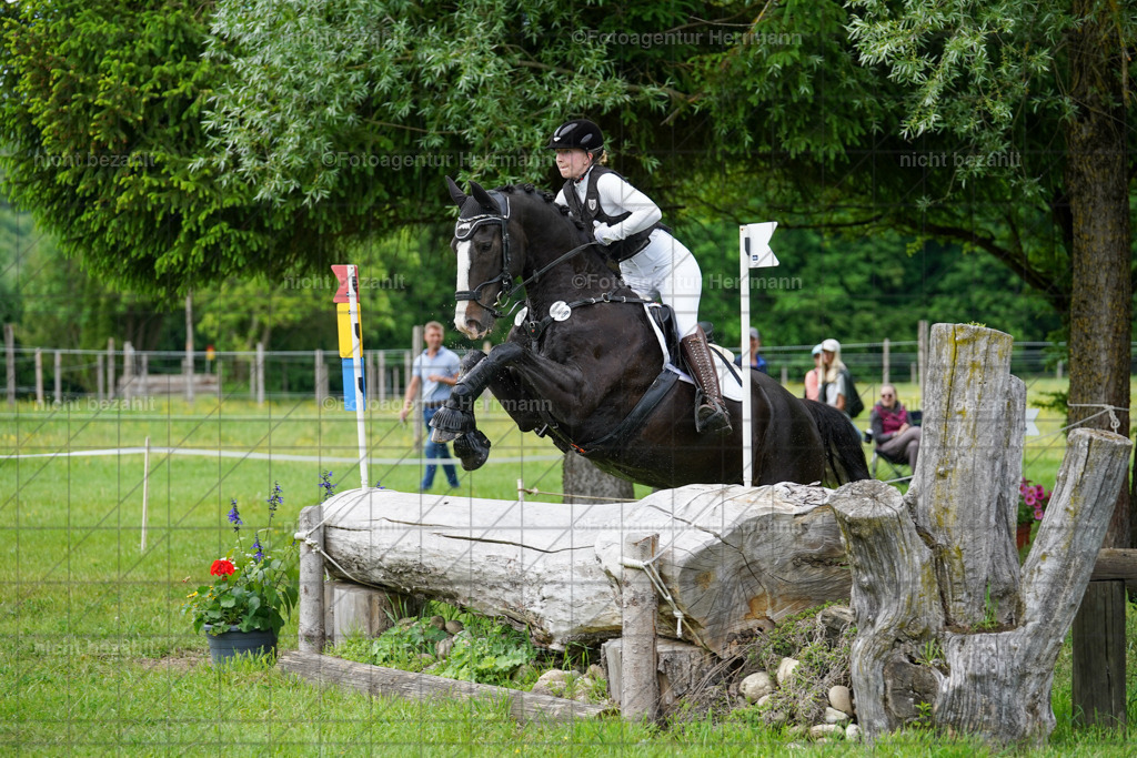 20240518-FAH03991 | Turnierbilder von Niederseon, Turnierfotografen Bayern, Fotoagentur Herrmann, Geländebilder, Reitsportfotografie
