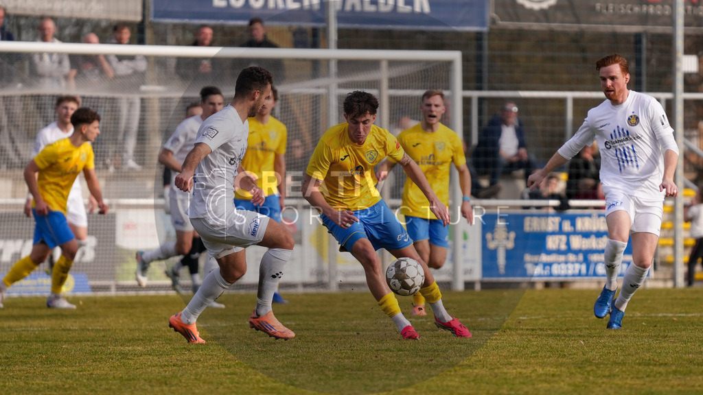 Fußball, Herren, Saison 2025/2026, Regionalliga Nordost, 24. Spieltag, FSV 63 Luckenwalde vs. 1.FC Lokomotive Leipzig, Samstag 28.02.2026, Werner-Seelenbinder-Stadion Luckenwalde, | Fußball, Herren, Saison 2025/2026, Regionalliga Nordost, 24. Spieltag, FSV 63 Luckenwalde vs. 1.FC Lokomotive Leipzig, Samstag 28.02.2026, Werner-Seelenbinder-Stadion Luckenwalde, Im Bild: Farid Abderrahmane (l. leipzig), Mike Bachmann (m. Luckenwalde) und Lukas Wilton (r. Leipzig) - Realisiert mit Pictrs.com