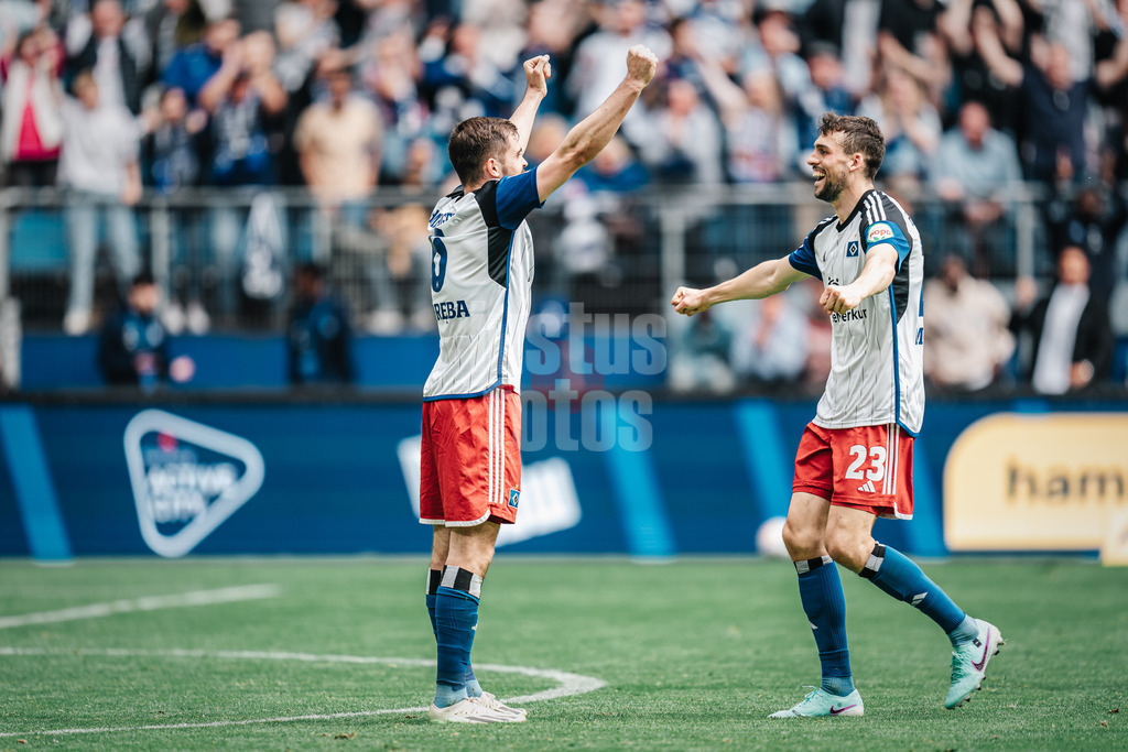 Fußball | Männer | Saison 2023/2024 | 2. Fußball-Bundesliga | 28. Spieltag | Hamburger SV vs. 1. FC Kaiserslautern | 06.04.2024 | Lukasz Poreba (#6, HSV) freut sich über sein Tor mit Jonas Meffert (#23, HSV), das Tor wurde vom VAR aberkannt