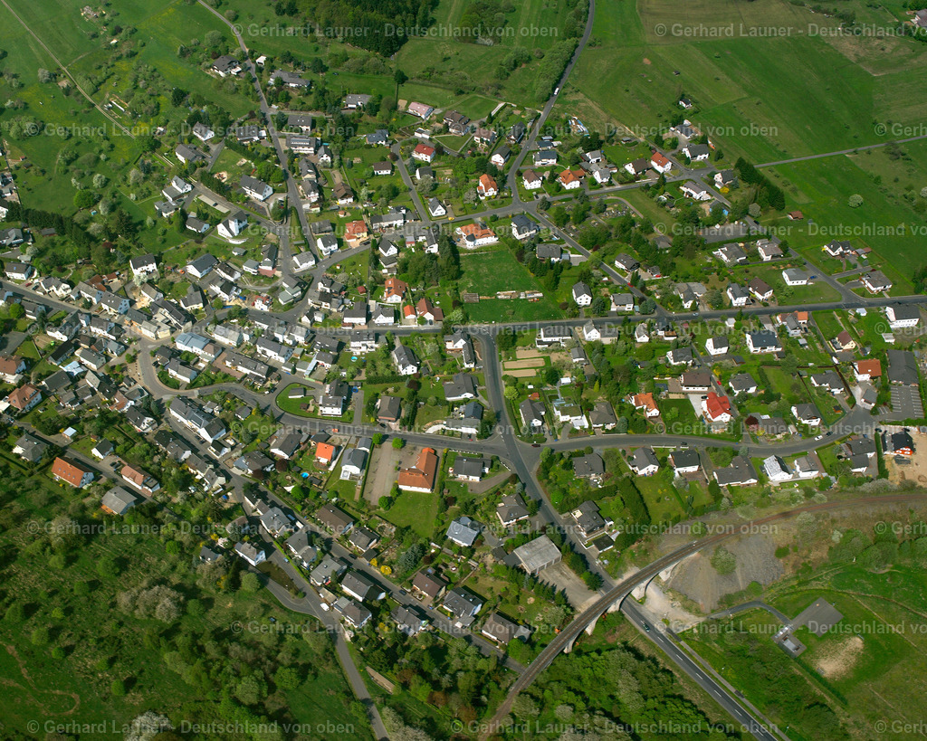 2610039 | FLAMMERSBACH 09.06.2006 Ortsansicht am Rande von landwirtschaftlichen Feldern und Nutzflächen  in Flammersbach im Bundesland Hessen, Deutschland // Village view on the edge of agricultural fields and land  in Flammersbach in the state Hesse, Germany Foto: Gerhard Launer