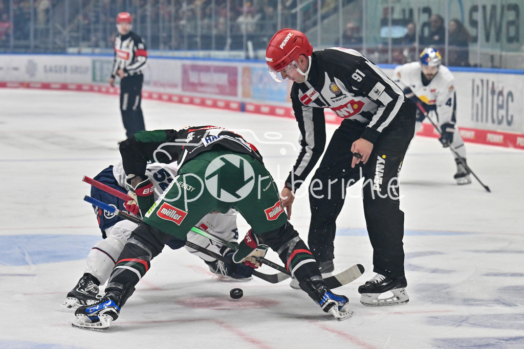 Augsburger Panther - EHC RB München | bein Bully Patrick HAGER (EHC Muenchen 52), D. J. BUSDEKER (Augsburger Panther #14) und Linienrichter Tobias SCHWENK / DEL: Augsburger Panther - EHC RB Muenchen, Curt Frenzel Stadion am 16.01.2025