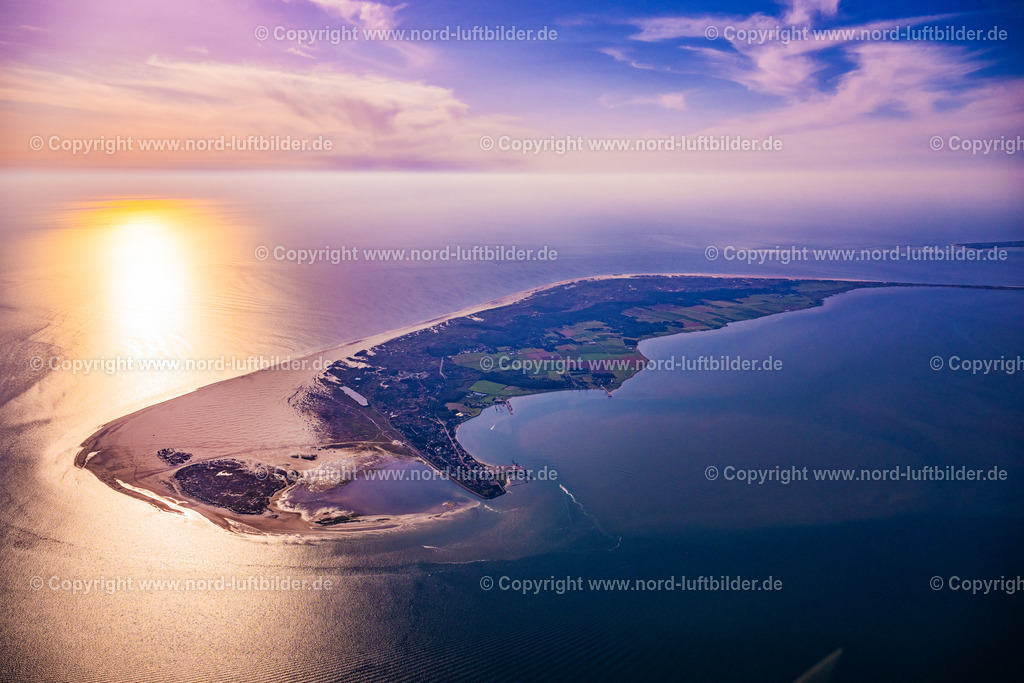 Amrum_Sonnenuntergang_ELS_0622130825 | WITTDüN AUF AMRUM 13.08.2025 Meeres- Küste im Sonnenuntergang im Ortsteil Wittdün in Nebel auf Amrum im Bundesland Schleswig-Holstein, Deutschland. // Sea coast in the sunset in the district Wittduen in Nebel auf Amrum in the state Schleswig-Holstein, Germany. Foto: Martin Elsen