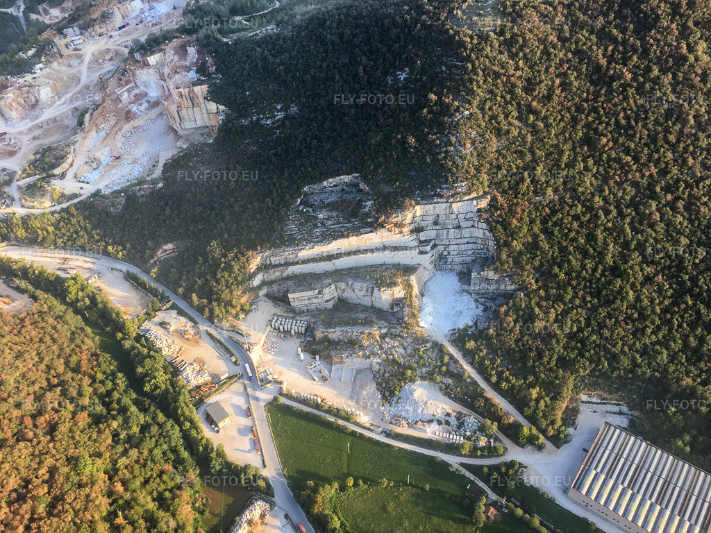 Vue aérienne: Cava Ziche, Lazzarini Angiolino Srl Commercio Ed Escavazione Marmi à Nuvolera dans le département Brescia, Italie. Photo: IMG-135036.jpg prise le 23/09/2022 par Werner Riehm/FLY-FOTO.eu – Résolution de l'original: 4032 x 3024 px