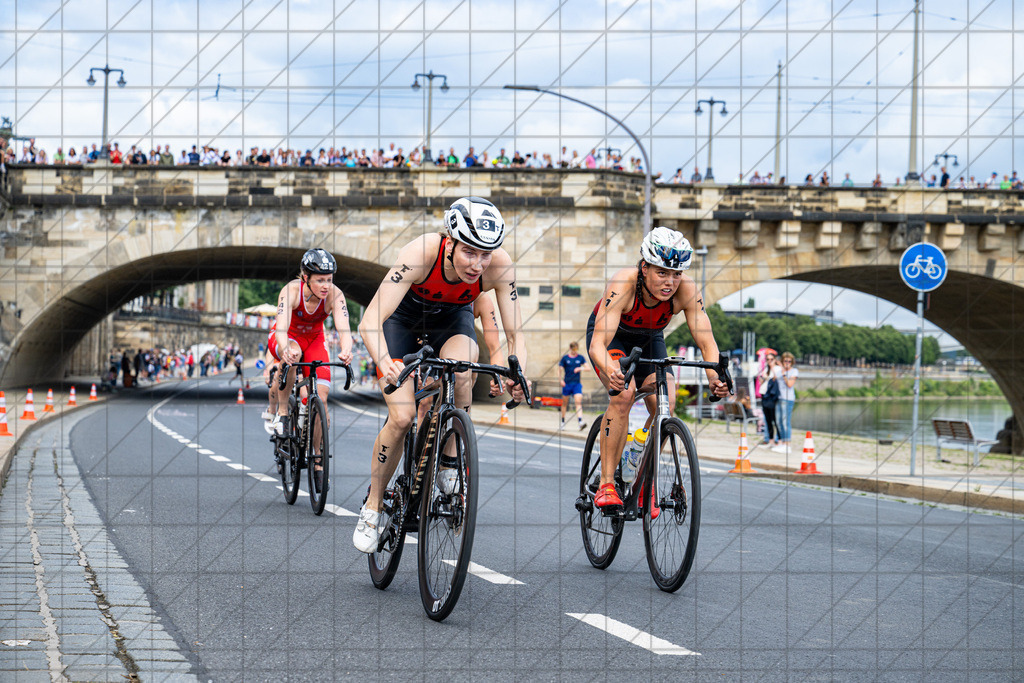 DIE FINALS 2025 | Dt. Triathlon Meisterschaft Damen | Auf dem Rad unterwegs in Elbflorenz //  02.08.25: DIE FINALS 2025 | Dt. Triathlon Meisterschaft Damen / Dresden / Deutschland  //   CREDIT:www.bullenfotos.de, Martin König, Hörner Weg 40, D-49078 Osnabrück, +4917663732967 // Nutzung und Weitergabe nur zu den vereinbarten Zwecken. Presseanfragen an Ersteller. Alle Rechte beim Ersteller. Honorierung nach MFM. - Realisiert mit Pictrs.com