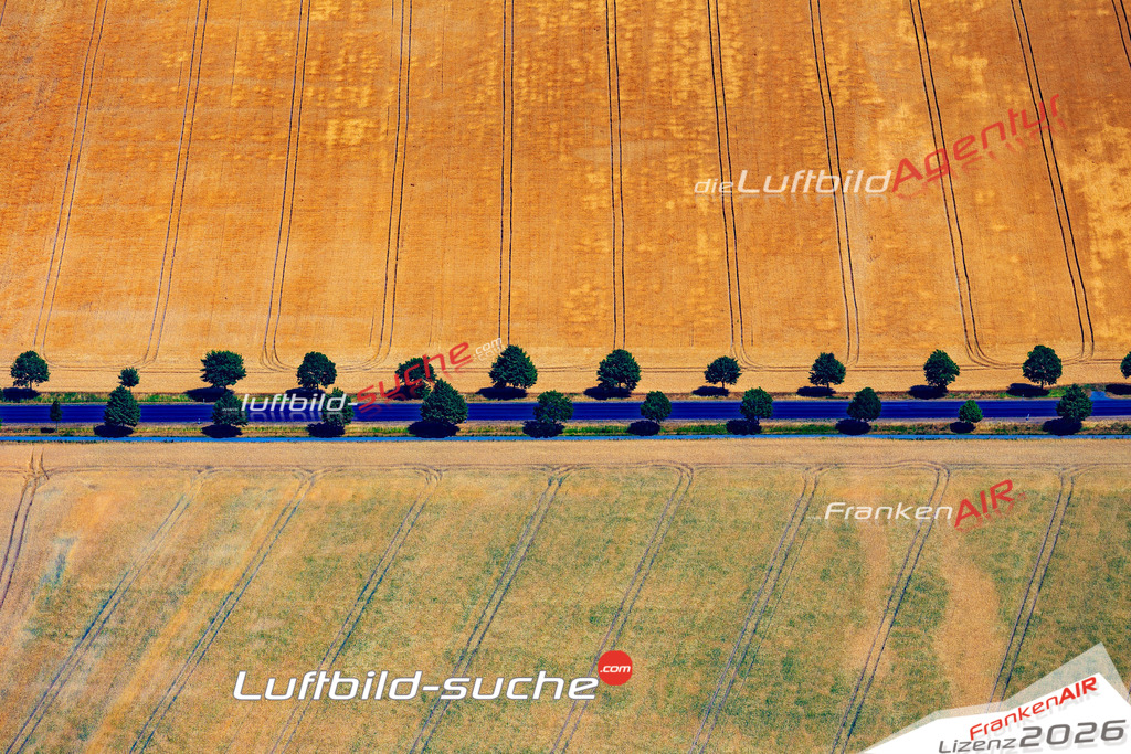 Die Luftbildaufnahme Strasse-allee - Standal wurde 2018 mittels Flugzeug (keine Drohne) erstellt. Perfekte Schärfe und Druck- Auflösung- Garantiert!