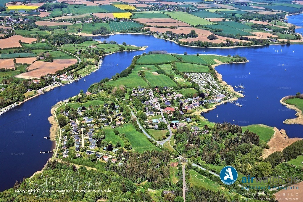 Luftbild Ostseefjord Schlei, Missunde, Campingplatz Wees, Fährhaus Missunde, Marina Brodersby | Campingplatz Wees: Ein naturnaher 4*-Campingplatz direkt am Ostseefjord Schlei in Missunde. Er ist ideal für Segler, Kanuten und Fahrradfahrer und befindet sich an der Adresse An de Wees 16, 24354 Kosel.