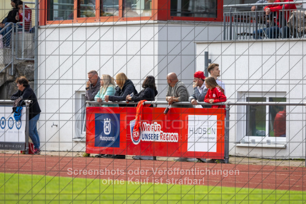 20250928_132055_0196 | #,1.FC Donzdorf (schwarz) vs. TV Derendingen (rot), Fussball, Frauen-Verbandsliga Württemberg, 03. Spieltag, Saison 2025/2026, Rasenplatz Lautertal Stadion, Süßener Straße 16, 73072 Donzdorf, 28.09.2025 - 13:00 Uhr,Foto: PhotoPeet-Sportfotografie/Peter Harich