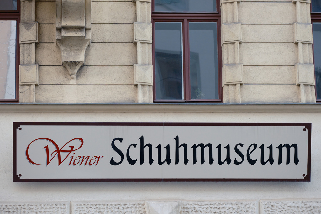 Wiener Schuhmuseum Tafel am Gebäude | Wien, Austria - January 29, 2024: Wiener Schuhmuseum Tafel am Gebäude. - Realisiert mit Pictrs.com