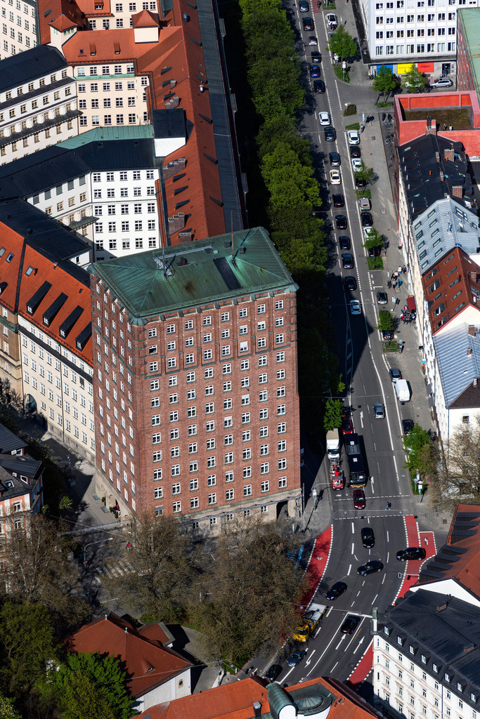 dr__0095956.jpg | MüNCHEN 28.04.2022 Das Alte Technische Rathaus, amtliche Bezeichnung Städtisches Hochhaus an der Blumenstraße 28b in München im Bundesland Bayern beherbergt das Referat für Stadtplanung und Bauordnung der der Stadtverwaltung München. Es ist das älteste Hochhaus Münchens. // The Staedtische Hochhaus in Blumenstrasse 28b in Munich in the state Bavaria is home to the Department of Urban Planning and Construction of the Munich City Council. It is the oldest skyscraper in Munich. Foto: Daniel Reiter