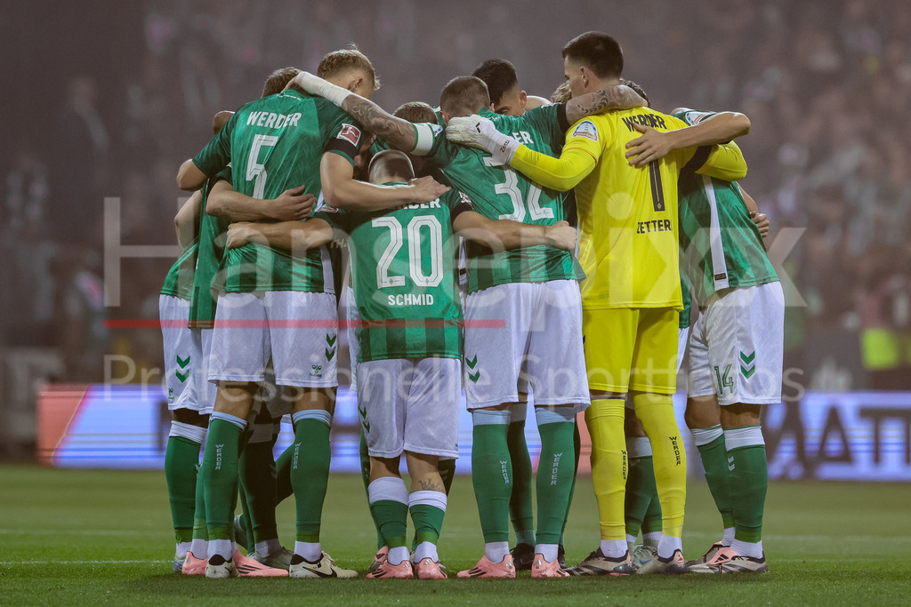 Fussball, Bundesliga, SV Werder Bremen - Bayer 04 Leverkusen | v.li.: Spieler des SV Werder Bremen schwören sich mit einem Mannschaftskreis ein, Teamkreis, Ansprache, Motivation, DIE DFL-RICHTLINIEN UNTERSAGEN JEGLICHE NUTZUNG VON FOTOS ALS SEQUENZBILDER UND/ODER VIDEOÄHNLICHE FOTOSTRECKEN. DFL REGULATIONS PROHIBIT ANY USE OF PHOTOGRAPHS AS IMAGE SEQUENCES AND/OR QUASI-VIDEO.