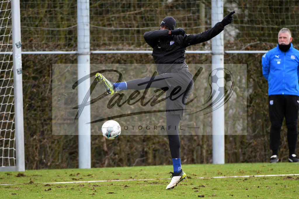 20200221_TRAOSN_0022 | Fussball, Herren: Assan Ceesay (VfL Osnabrueck) in Aktion, am Ball, Einzelaktion waehrend der Trainingseinheit des VfL Osnabrueck im Sportpark Illoshoehe am 21.02.2020 in Osnabrueck, Deutschland. - Realisiert mit Pictrs.com