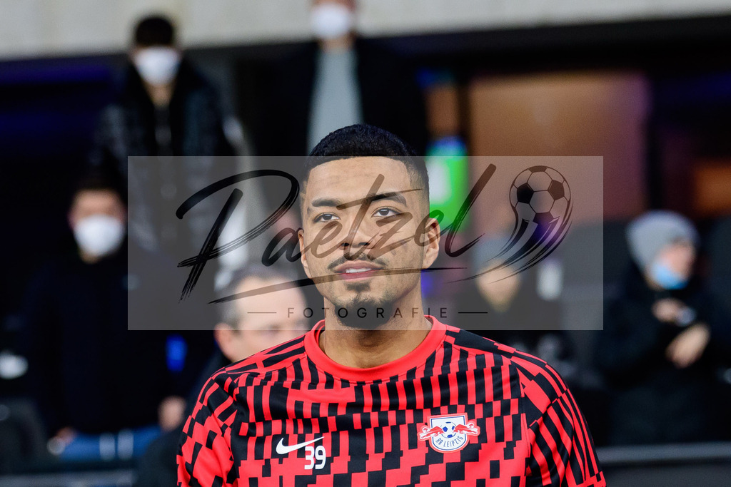 BSCRBL20220220_248 | Fussball, Herren: Benjamin Henrichs (RB Leipzig) schaut bei dem Spiel der 1. Bundesliga zwischen Hertha BSC und RB Leipzig im Olypiastadion am 20.02.2022 in Berlin, Deutschland.DFB / DFL REGULATIONS PROHIBIT ANY USE OF PHOTOGRAPHS AS IMAGE SEQUENCES AND/OR QUASI-VIDEO. - Realisiert mit Pictrs.com