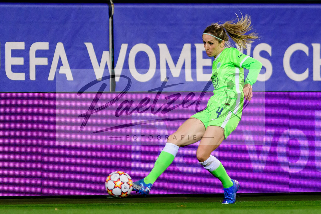WOBJUV20211118_141 | Fussball, Frauen: Kathrin Hendrich (VfL Wolfsburg) in Aktion, am Ball, Einzelaktion bei dem Spiel der UEFA Women´s Champions League zwischen VfL Wolfsburg und Juventus Turin im AOK-Stadion am 18.11.2021 in Wolfsburg, Deutschland. - Realisiert mit Pictrs.com