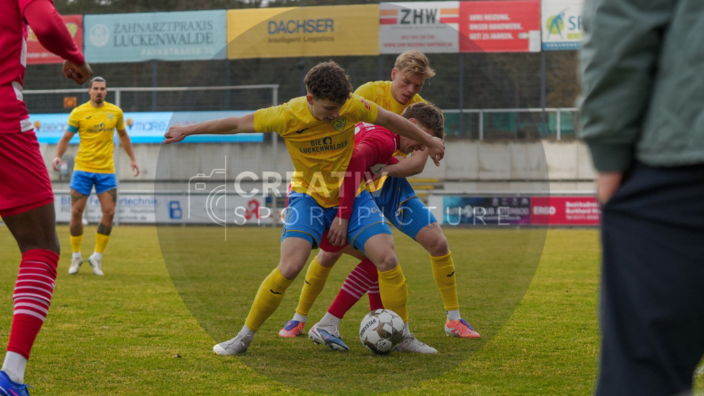 Fußball, Herren, Saison 2025/2026, Regionalliga Nordost, 26. Spieltag, FSV 63 Luckenwalde vs. Greifswalder FC, Samstag 14.03.2026, Werner-Seelenbinder-Stadion Luckenwalde, | Fußball, Herren, Saison 2025/2026, Regionalliga Nordost, 26. Spieltag, FSV 63 Luckenwalde vs. Greifswalder FC, Samstag 14.03.2026, Werner-Seelenbinder-Stadion Luckenwalde, Im Bild: Tim Meyer (l. Luckenwalde), Tristan Wagner (m. Greifswald) und Jonas Kühn (r. Luckenwalde) - Realisiert mit Pictrs.com