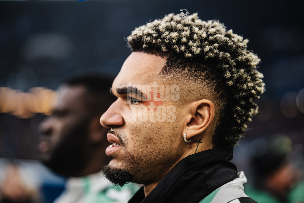 Fußball | Männer | Saison 2025/2026 | 1. Fußball-Bundesliga | 13. Spieltag | Hamburger SV vs. SV Werder Bremen | 07.12.2025 | Justin Njinmah (#11, SV Werder Bremen) auf dem Weg in die Arena