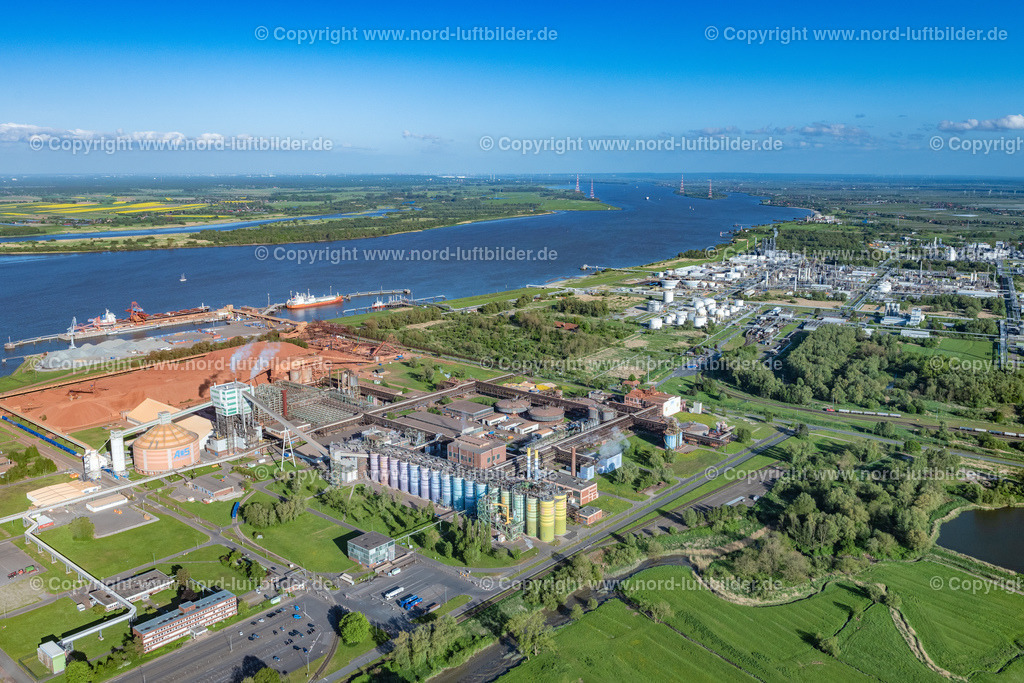 Stade_Seehafen_Lng_ELS_2581140522 | STADE 14.05.2022 Hafenanlage Stader Seehafen AOS am Bützflether Sand in Bützfleth im Bundesland Niedersachsen, Deutschland. Auf der Grünfläche soll bis 2026 der Hanseatic Energy Hub entstehen. Das geplante Terminal für den Import von verflüssigtem Erdgas (LNG) wird in den vorhandenen Industriepark integriert. Weiterführende Informationen bei: AOS Aluminium Oxid Stade GmbH,  Dow Deutschland Anlagengesellschaft mbH. // Port facility Stader Seehafen AOS am Buetzflether Sand in Buetzfleth in the state Lower Saxony, Germany. The Hanseatic Energy Hub is to be built on the green space by 2026. The planned terminal for the import of liquefied natural gas (LNG) will be integrated into the existing industrial park. Further information at: AOS Aluminium Oxid Stade GmbH,  Dow Deutschland Anlagengesellschaft mbH. Foto: Martin Elsen