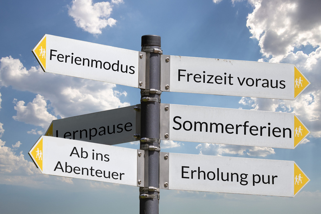 Sommerferien, Freizeit voraus | (Fotomontage) Freigestelltes Wanderschild vor blauem Himmel zeigt in verschiedene Richtungen mit Begriffen zum Thema Schulferien - Realisiert mit Pictrs.com