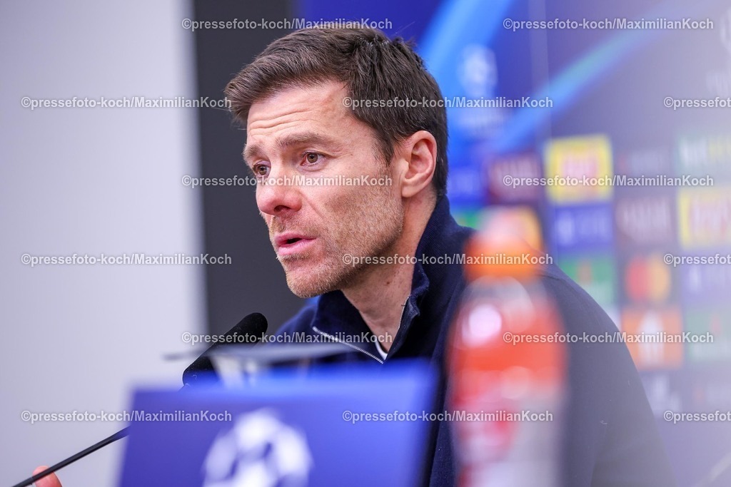 UCL29012501085 | 29.01.2025, Fußball, Bayer 04 Leverkusen - AC Sparta Prag, UEFA Champions League, 8. Spieltag, BayArena, Saison 2024 2025: Cheftrainer Xabi Alonso (Bayer 04 Leverkusen Trainer) bei der Pressekonferenz nach dem Spiel