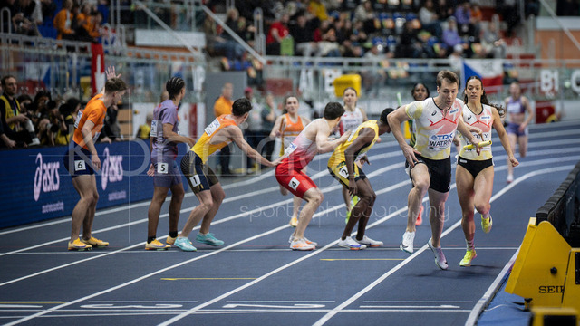 World Athletics Indoor Championships Kujawy Pomorze 26, 21.03.2026 | TORUN, POLAND - MARCH 21:  Ilana HANSSENS (BEL) hands over to Julien WATRIN (BEL) in the 4x400m mixed relay during the World Athletics Indoor Championships Kujawy Pomorze 26 on day 2 / session 1 at Kujawsko-Pomorska Arena Torun on March 21, 2026 in Torun, Poland. 