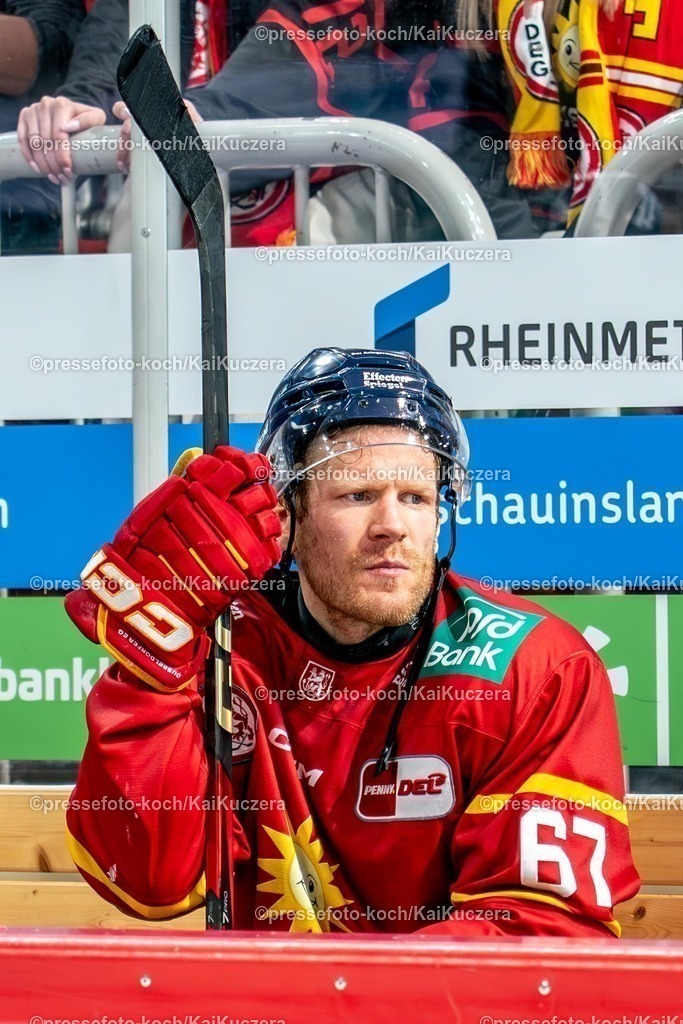 xKKU07032501066 | 07.03.2025, xkkux, Eishockey, Penny DEL, Düsseldorfer EG - Grozzlys Wolfsburg, PSD-BANK Dome: Die DEG ist sportlich trotz 3:0 Sieg abgestiegen. Die Mannschaft steht enttäuscht auf dem Eis. Enttäuschung steht den Spielern ins Gesicht geschrieben - die schlechte Saison hinterlässt spuren. Bernhard Ebner (DEG #67)