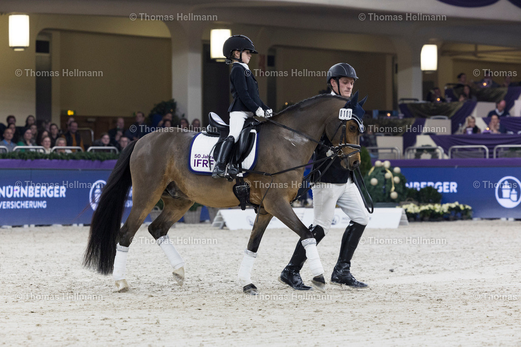 TH_103-MOELLER Shanea Cassia (GER)_ Chicago jr._14051 | 103MOELLER Shanea Cassia (GER), Chicago jr. beim Festhallen Reitturnier Frankfurt 2023 am 16.12.23 in Frankfurt, Festhalle