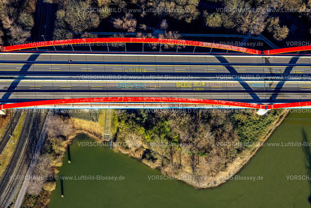 Essen240107070 | Luftbild, gesperrte Rhein-Herne-Kanalbrücke mit rotem Geländer, rote Doppelbogenbrücke, Autobahn A42 Emscherschnellweg, Ebel, Essen, Ruhrgebiet, Nordrhein-Westfalen, Deutschland