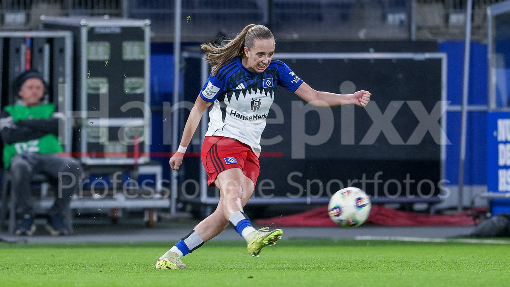 Fussball, Google Pixel Frauen-Bundesliga, Hamburger SV - 1. FC Köln | Victoria Schulz (Hamburger SV, 19) am Ball, Freisteller, Einzelbild, Ganzkörper, Aktion, Action, Spielszene, DIE DFB-RICHTLINIEN UNTERSAGEN JEGLICHE NUTZUNG VON FOTOS ALS SEQUENZBILDER UND/ODER VIDEOÄHNLICHE FOTOSTRECKEN. DFB REGULATIONS PROHIBIT ANY USE OF PHOTOGRAPHS AS IMAGE SEQUENCES AND/OR QUASI-VIDEO.