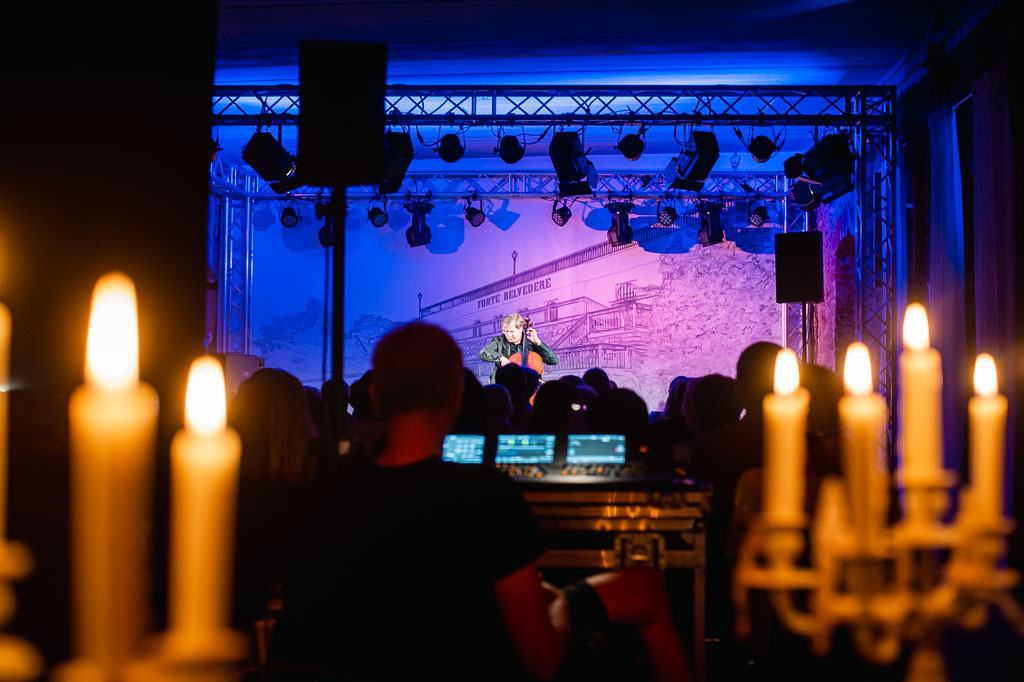 Jan Vogler | Jan Vogler spielt Bach im Forte Belvedere Leisnig zum Festival Hallo Leisnig 2022. - Realisiert mit Pictrs.com
