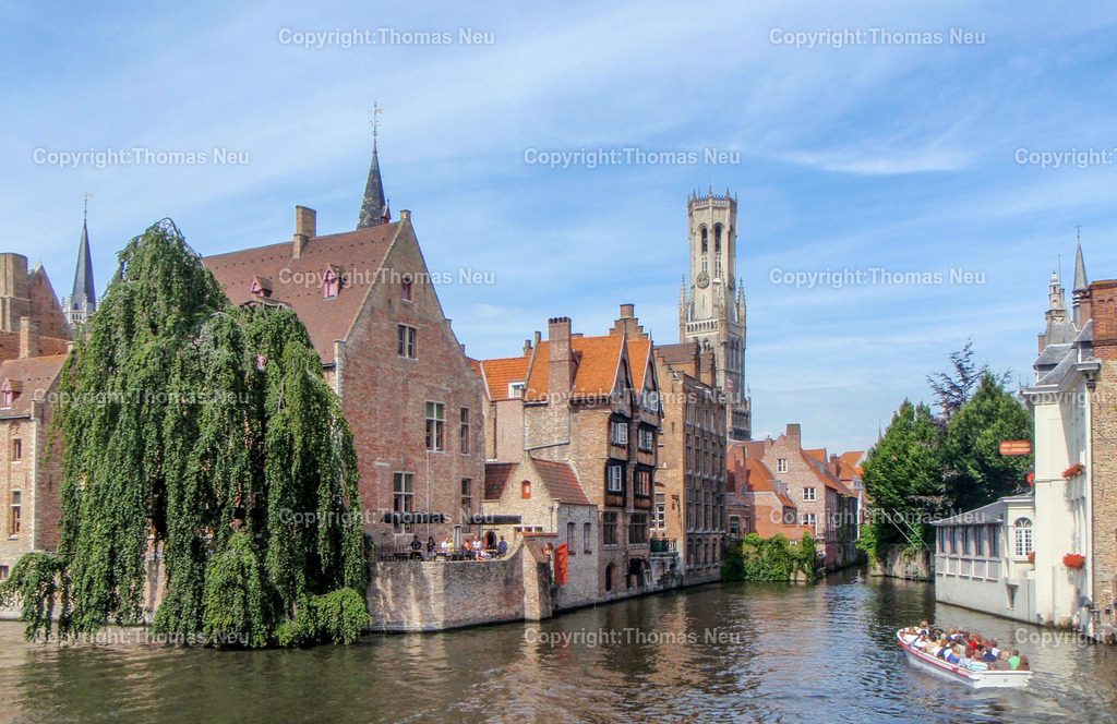 Brügge (123) | Brügge, UNESCO WEltkulturerbe, Stadt in Westflandern, eine Grachtenfahrt am Rozenhoedkaitin in der Altstadt von Brügge,links im Hintergrund der Belfried, das Wahrzeichen und zugleich das höchste Gebäude der Stadt Mitten auf dem Grote Markt thront der 83 Meter hohe Turm seit dem 13. Jahrhundert in den Himmel – und zwar ein wenig schief, wie man von Weitem sehen kann.,Bild: Thomas Neu